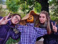 epouvantail-halloween-du-peri-dans-notre-jardin-au-moulin-de-Buding-avec-les-anims