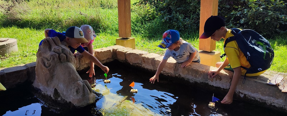 test des petits bateaux à la fontaine du dragon